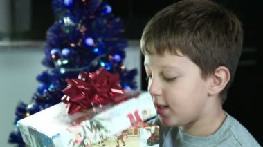 heyecanlı küçük çocuk Noel hediyesi bir kutu içinde açılır.