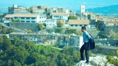 İş adamı başarının farkına vardığı için seviniyor
