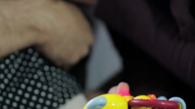 Mutlu anne ve baba gülümseyerek 