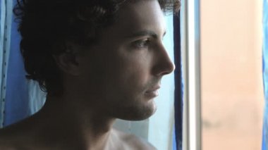 adam vitrinlere bakıyor