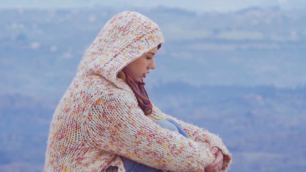 Donna con cappuccio, pista di montagna, giornata ventosa, capelli, piercing, vicino — Video Stock