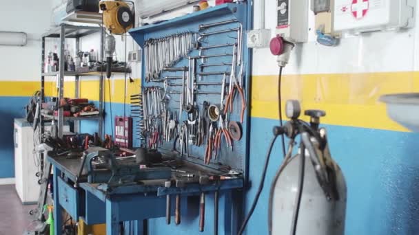 Banco de trabajo de un mecánico de automóviles - taller del mecánico - garaje - taller de reparación de automóviles — Vídeo de stock
