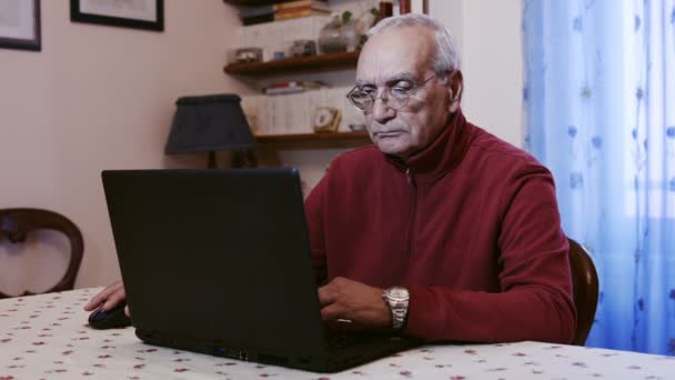 Mature man using laptop — Stock Video