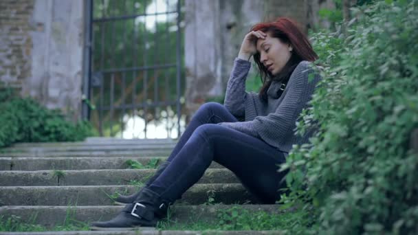 在抑郁和挫折中哭泣的女孩 — 图库视频影像