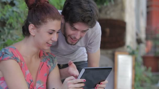 Man en vrouw surfen op het internet — Stockvideo