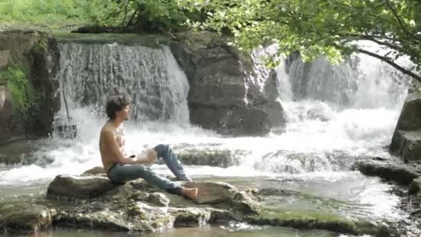 Hombre tomando notas sobre la naturaleza — Vídeos de Stock
