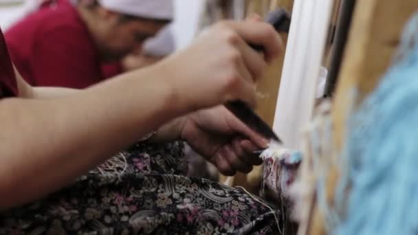 Femme âgée travaille sur la texture d'un tapis oriental en Turquie — Video