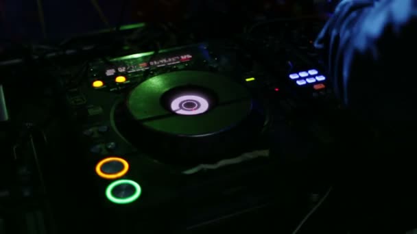 DJ sta mixando musica — Video Stock