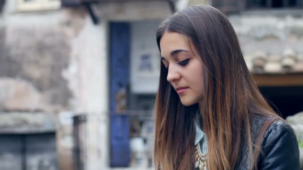 Promyšlený a smutnou mladá žena — Stock video