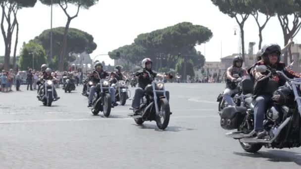 Parada rowerzystów motocykl Harley Davidson — Wideo stockowe