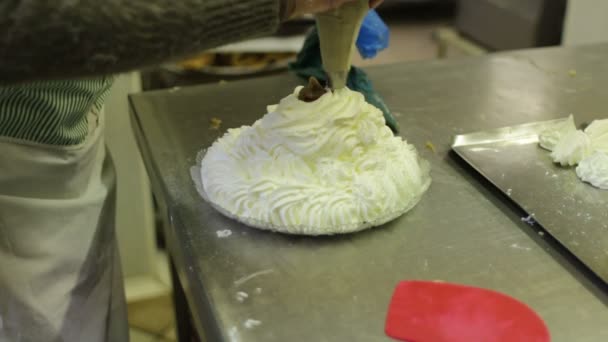 Torta con panna montata — Video Stock