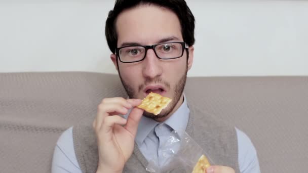 Jovem nerd comer biscoitos — Vídeo de Stock