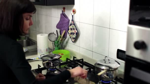 Italiensk kvinna matlagning kött — Stockvideo