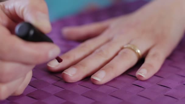 Fille portant vernis à ongles — Video