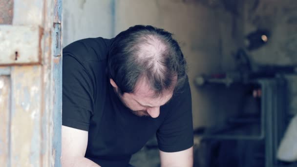 Депрессивный мужчина сидит один — стоковое видео