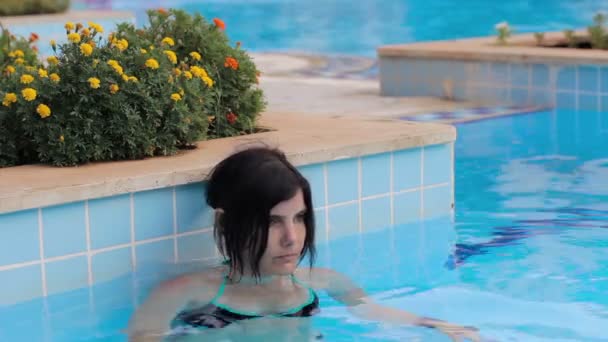 Woman relaxing in the pool — Stock Video