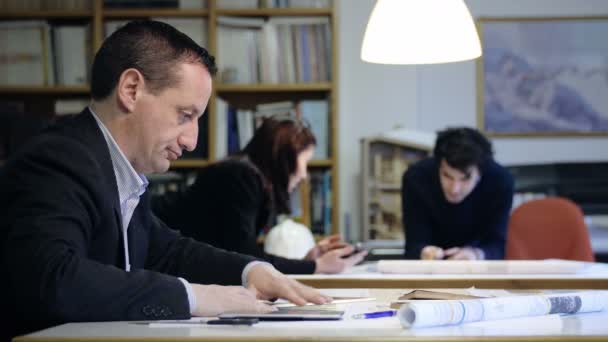 Mensen aan het werk in een architecturale studio — Stockvideo