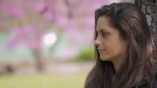 Chère fille triste dans le parc : en plein air, des problèmes, des problèmes, jeune, mignonne, femme — Video