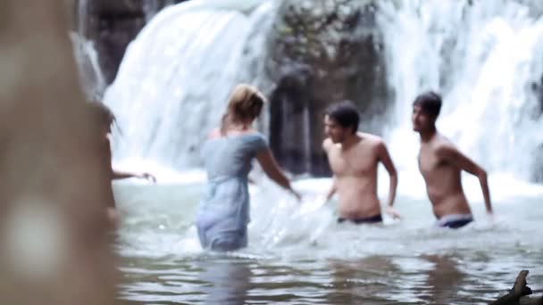 Jungen und Mädchen haben Spaß im Wasserfall - Fokus ändern — Stockvideo