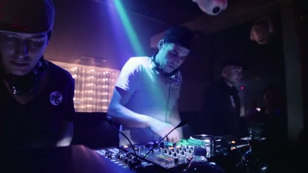 DJ mischt Musik auf — Stockvideo