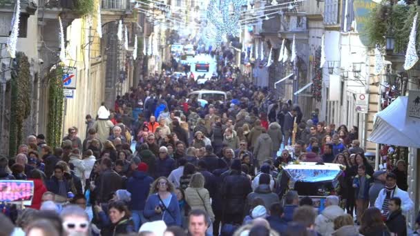 People walking in Via Condotti — Stock Video