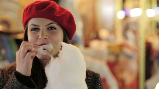 若い女性は、綿菓子を食べる — ストック動画
