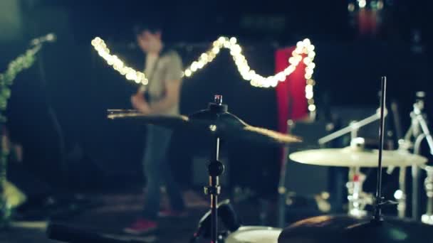 Рок-гурт, що виступає на сцені — стокове відео
