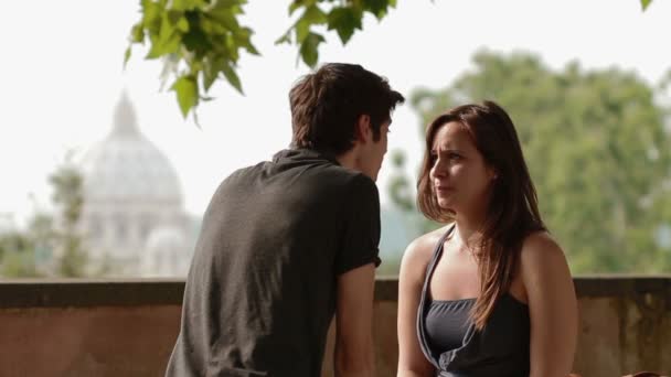 Man and woman on a bench and talking and laughing — Stock Video