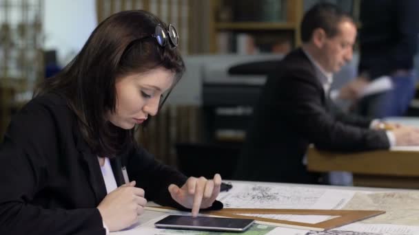 Estúdio de arquitetura: pessoas trabalhando em plantas e mapas — Vídeo de Stock