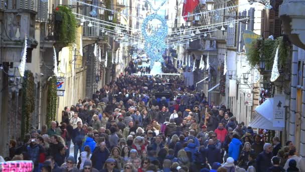 People walking in Via Condotti — Stock Video