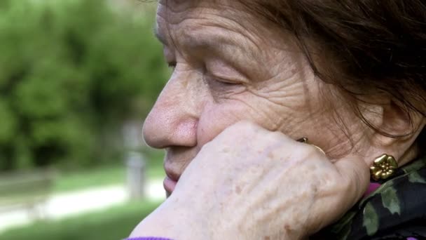 Onrustige en depressief oude vrouw zitten alleen: triest vrouw, eenzame vrouw — Stockvideo
