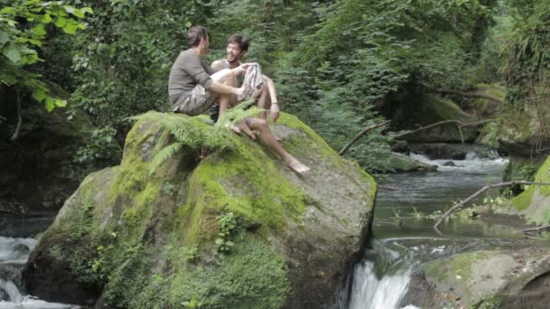 Szerető meleg pár egy folyó: kültéri, szerelem, homoszexuális, folyó, életmód — Stock videók