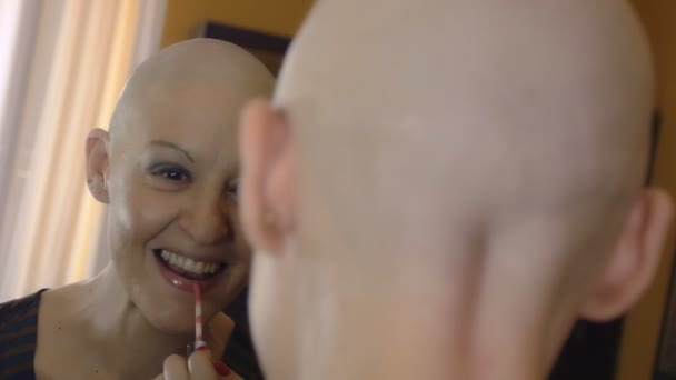 Šťastná žena rakovina survivor po úspěšné chemoterapii použití make-up — Stock video