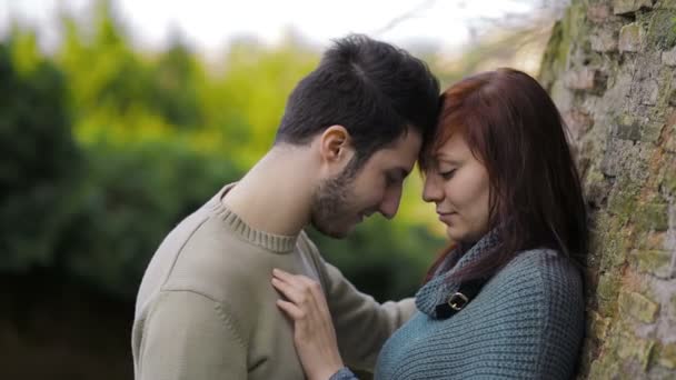 Feliz joven pareja enamorada, coqueteando y besándose en la calle de la ciudad — Vídeos de Stock