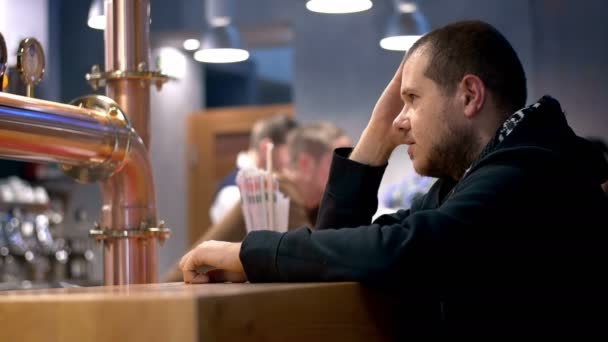 Lonely and depressed man drinking alcohol in a pub: desperate alcohol addicted — Stock Video