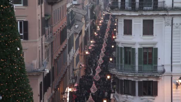 Personas caminando en el centro de la ciudad — Vídeos de Stock