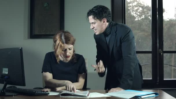 Quarrel in office: angry boss and employee having a bad discussion — Stockvideo