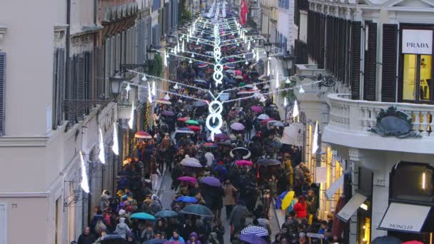 Πλήθος υπό τη βροχή σε περίοδο των Χριστουγέννων — Αρχείο Βίντεο