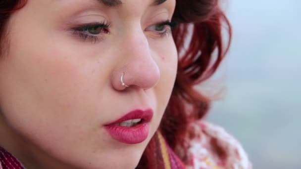 Портрет страждаючої жінки, вдумливої — стокове відео