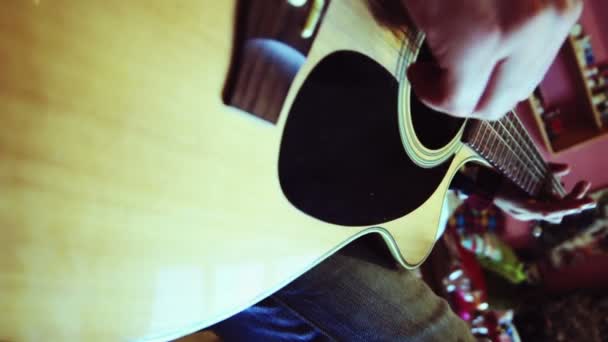 Играть на акустической гитаре — стоковое видео