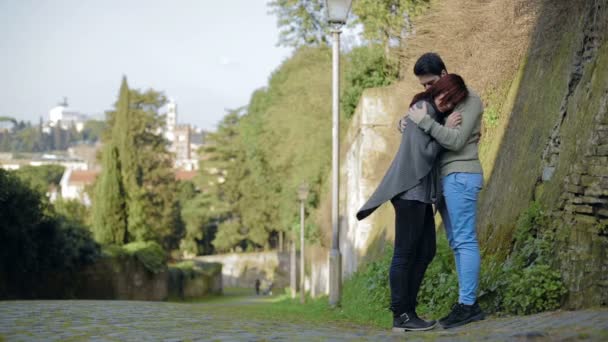 Jovem casal sensual retratos ao ar livre. Menino e menina se divertindo em Roma — Vídeo de Stock