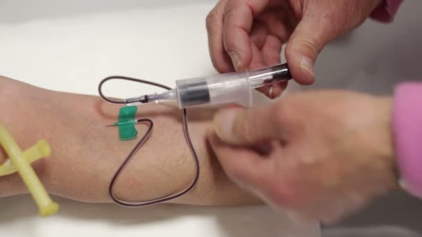 Skutečné kreslení krevního proceduru — Stock video