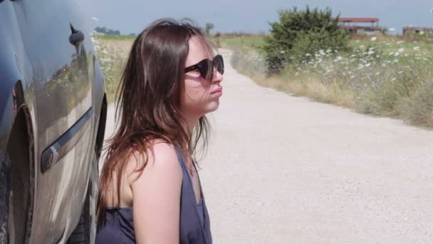 Молода жінка відчайдушна і стурбована розставанням своєї машини отримує дзвінок — стокове відео