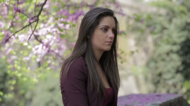 Bir parkta çok üzgün kız: depresyon, üzüntü, sorunlu, seyir — Stok video