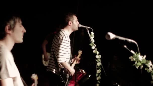Rock Band actuando en el escenario — Vídeo de stock