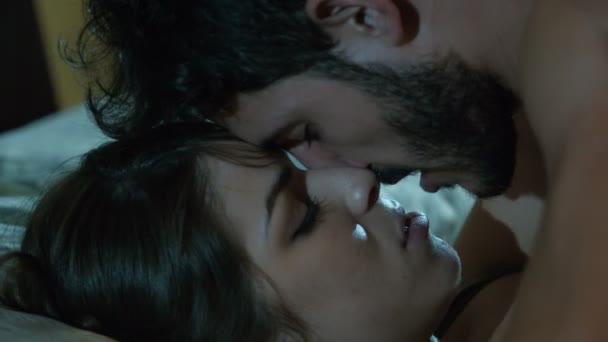 Apasionada pareja besándose — Vídeo de stock