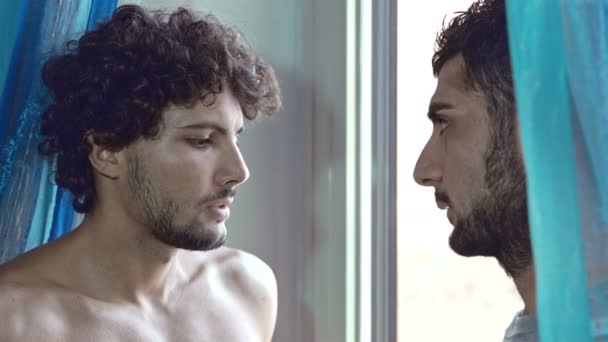 Due uomo baci: gay baci — Video Stock