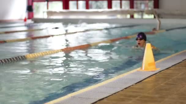 Panoramica di una piscina — Video Stock