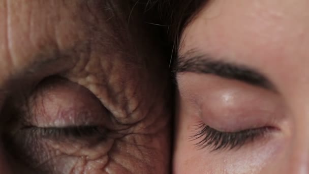 Ojos abiertos - ojo - Mujer joven y su abuela mirando a la cámara - macro — Vídeo de stock