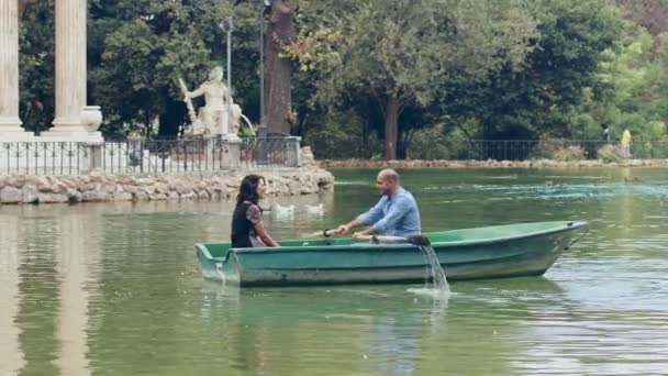 Romantic tour on the lake with a rowboat: couple in love on the rowboat — Stock Video